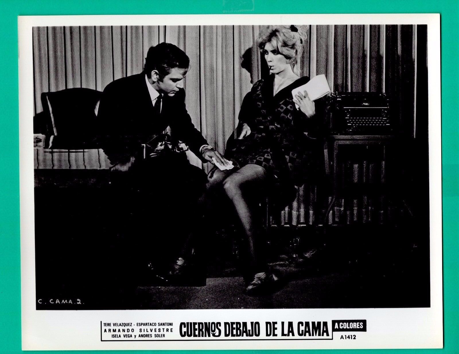 Orig TERE VELAZQUEZ Sexy Legs CUERNOS DEBAJO DE LA CAMA Movie Photo Poster painting 1969 8X10