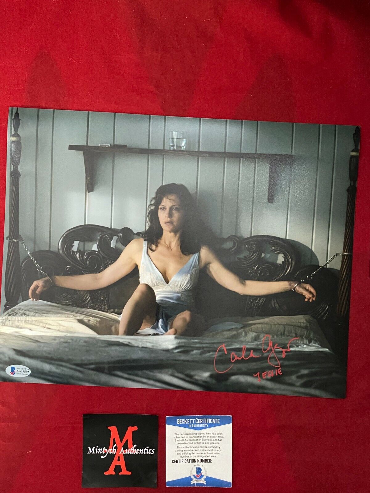 CARLA GUGINO AUTOGRAPHED SIGNED 11x14 Photo Poster painting! BECKETT! GERALD'S GAME! JESSIE!