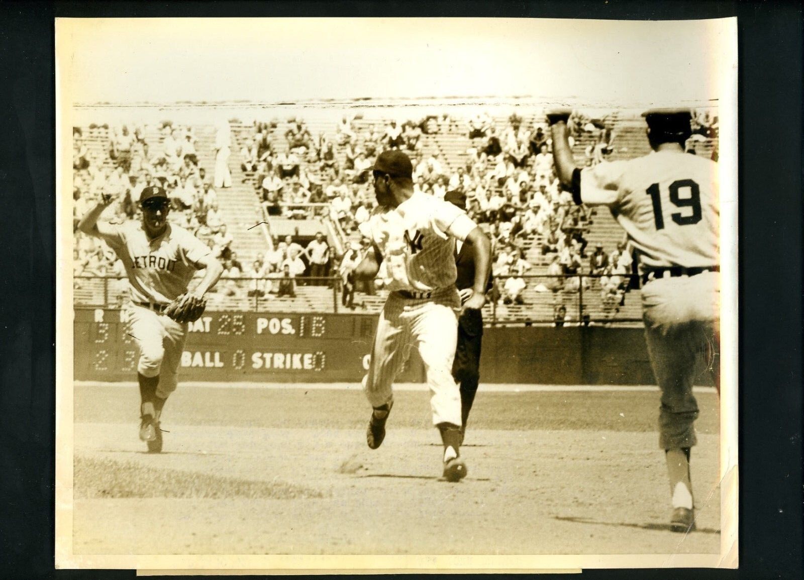 Jerry Lumpe Ed Rakow Elston Howard 1964 Type 1 Press Photo Poster painting Tigers Yankees