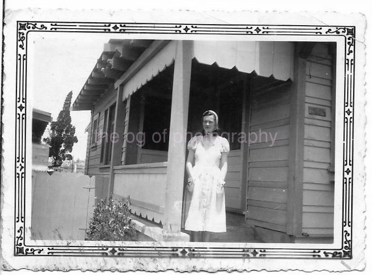 Vintage FOUND FAMILY Photo Poster paintingGRAPH Black And White Original Snapshot 04 41 K