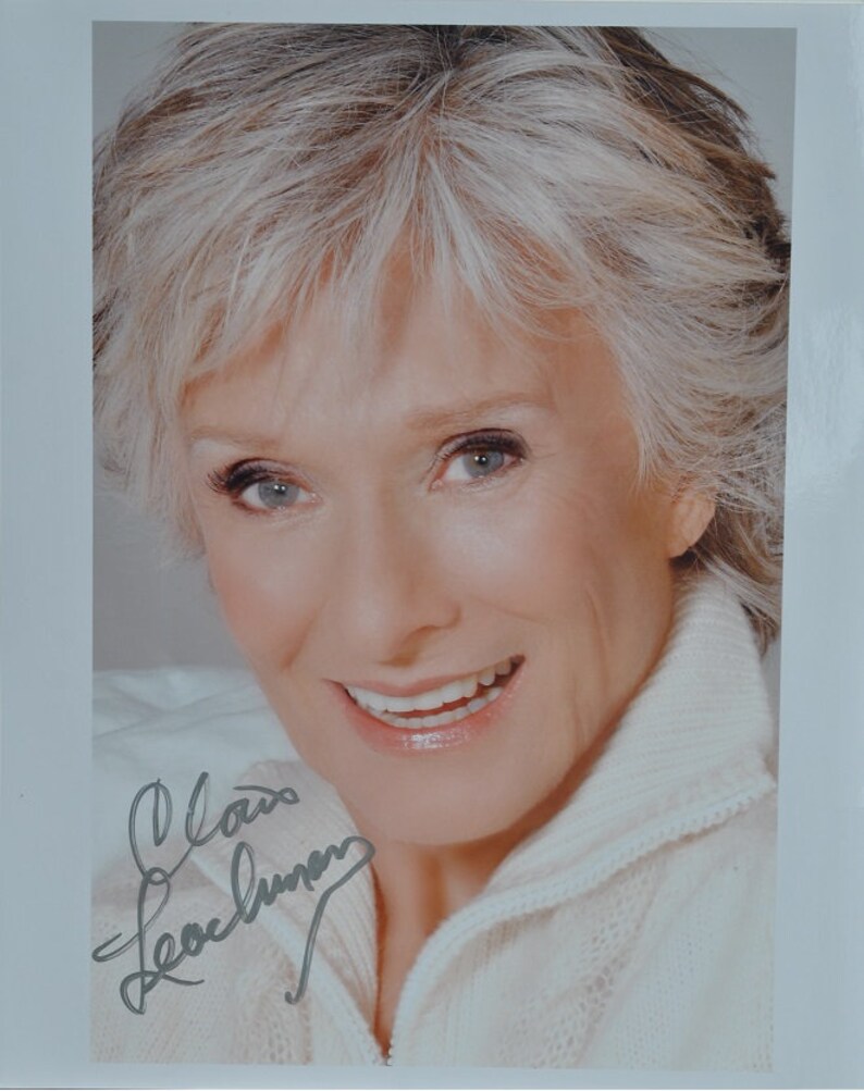 CLORIS LEACHMAN 8x10 hand signed autograph wcoa