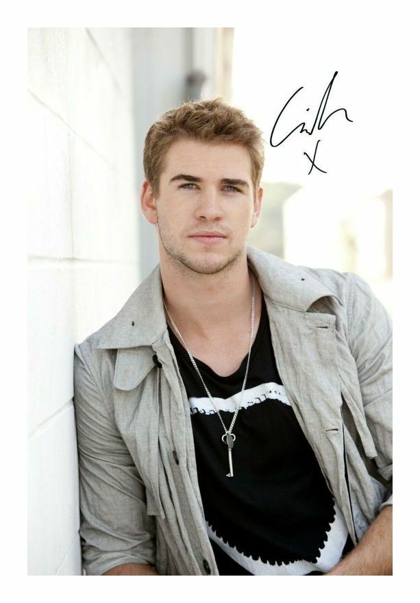 LIAM HEMSWORTH AUTOGRAPH SIGNED PP Photo Poster painting POSTER