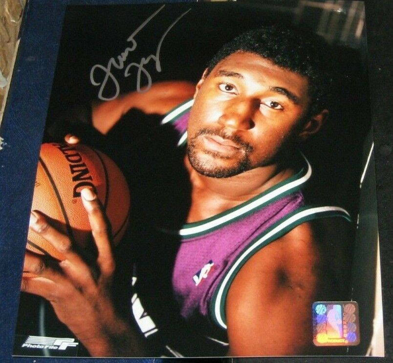 Robert Traylor Milwaukee Bucks SIGNED AUTOGRAPHED ROOKIE Photo Poster painting FILE 8x10 COA