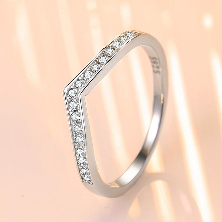 V Ring+Seven Diamonds Moissanite Ring