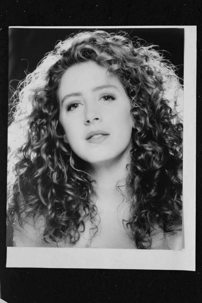 Joely Fisher - 8x10 Headshot Photo Poster painting w/ Resume - The Mask