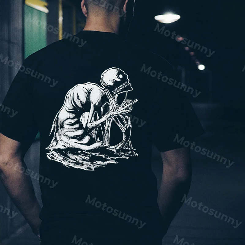 Kneeling Skull Graphic Vintage Style Black Print T-shirt