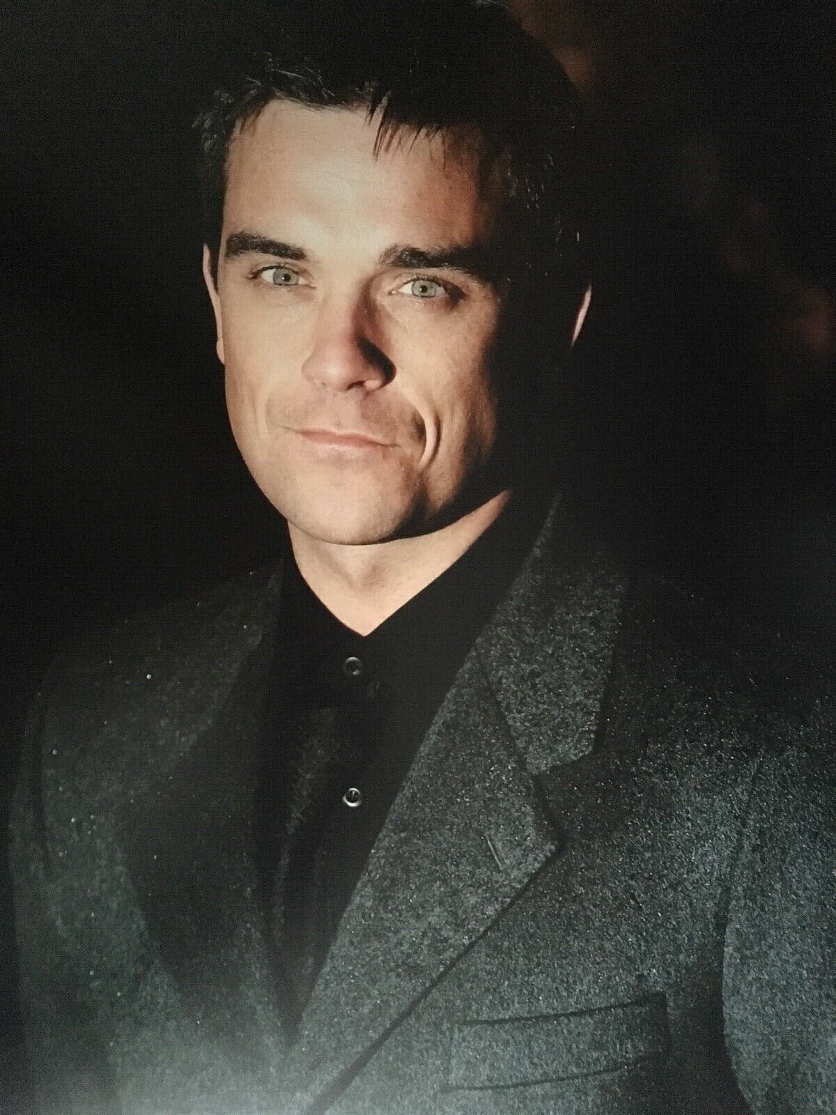 ROBBIE WILLIAMS - CHART TOPPING SUPERSTAR - EXTRA LARGE UNSIGNED Photo Poster painting