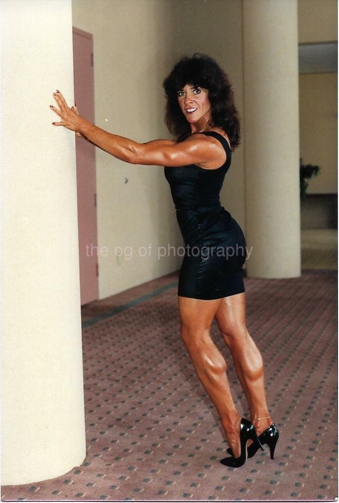 FEMALE BODYBUILDER 1980's GIRL FOUND Photo Poster painting Color PRETTY WOMAN EN 110 31 A