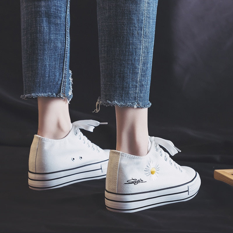 Llyge Inner Heightening Small Daisy Canvas Shoes Women's 2024 New Korean Version All-Match Student Thick-Soled White Shoes llyge