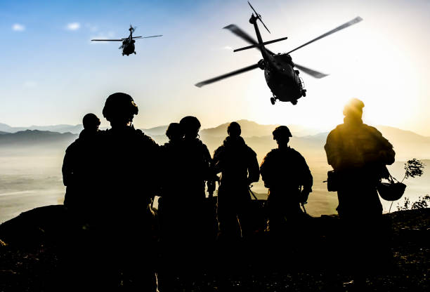 Silhouettes of soldiers during Military Mission at dusk Silhouettes of soldiers during Military Mission at dusk United States Army stock pictures, royalty-free photos & images