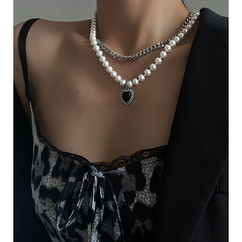 Rotimia Black Heart Pearl Clavicle Chain Necklace