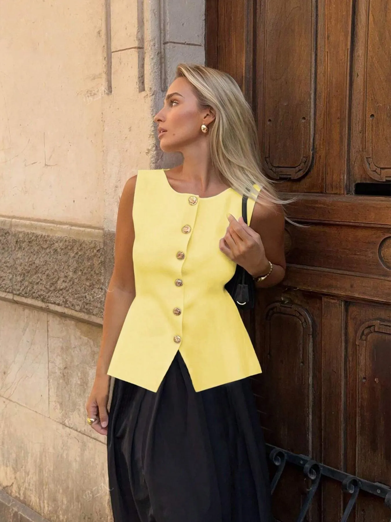 Women's Plain Metal Button Design Elegant Fitted Sweater Vest, Casual Sleeveless Round Neck Knit Top for Spring, Fashion Women's Knitwear for Daily Wear Women's Plain Metal Button Design Elegant Fitted Sweater Vest, Casual Sleeveless Round Neck Knit Top for Spring, Fashion Women's Knitwear for Daily Wear