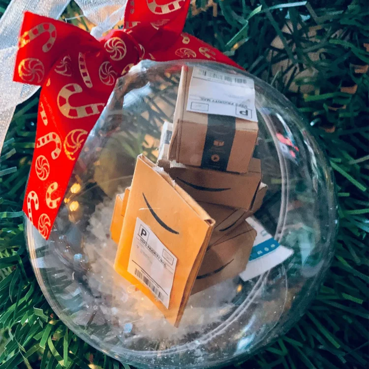 Bola navideña Adorno de Navidad llena de paquetes con cinta