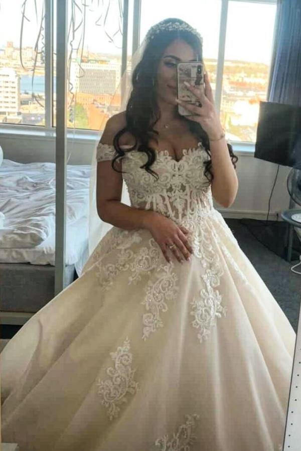 Romantic Off-The-Shoulder Tulle Princess Long A-line Wedding Dress With Lace | Ballbellas Ballbellas