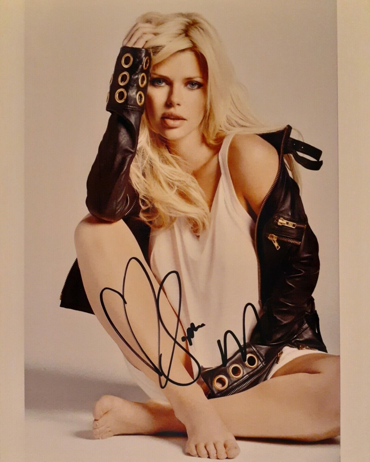 Sophie Monk signed 8x10