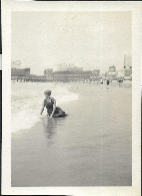 Found ANTIQUE Photo Poster paintingGRAPH bw A DAY AT THE BEACH Original VINTAGE JD 110 5 B