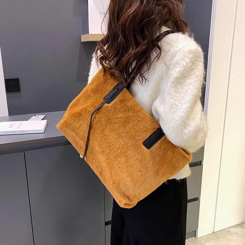 Women’s Plush Solid Color Streetwear Square Zipper Shoulder Bag