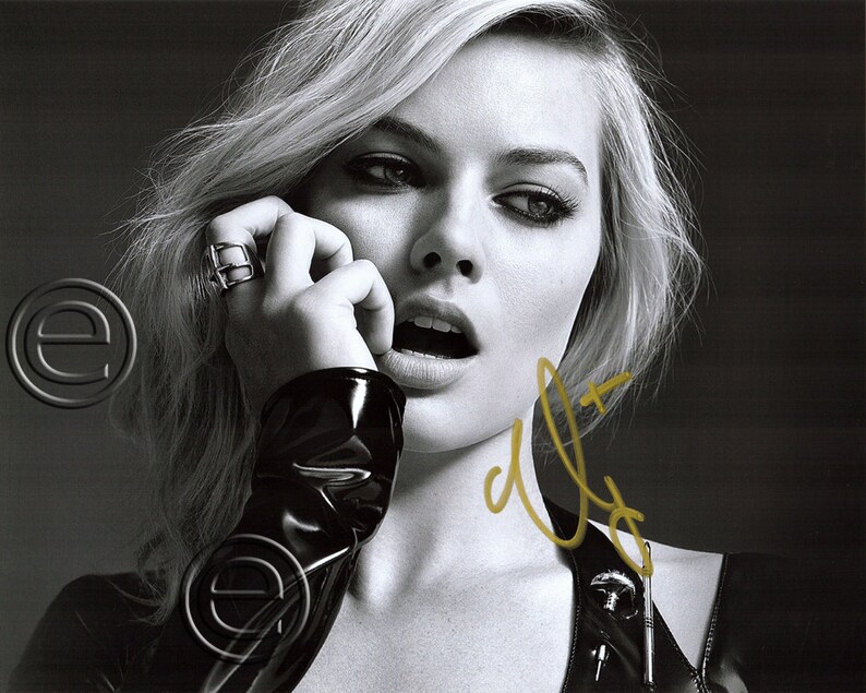 Margot Robbie Autographed Signed Photo Poster painting 8 x 10 print Photo Poster painting picture poster wall art autograph