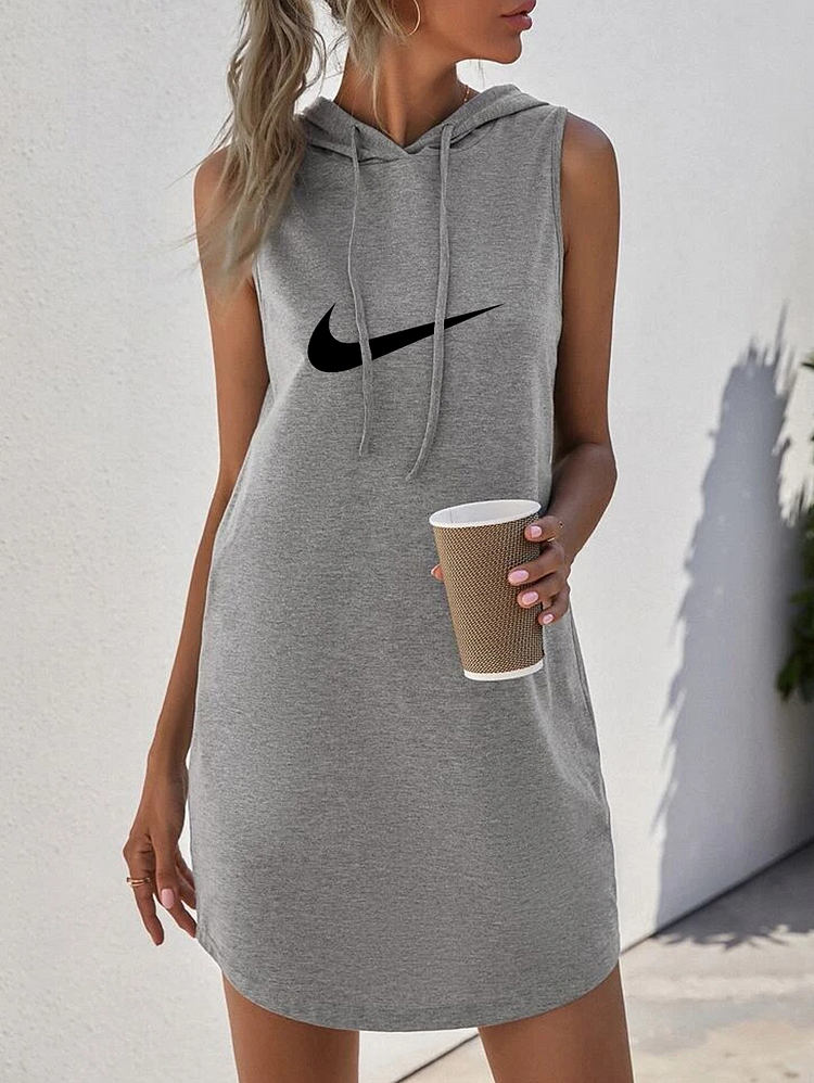 Šaty bez rukávů NIKE s kapucí