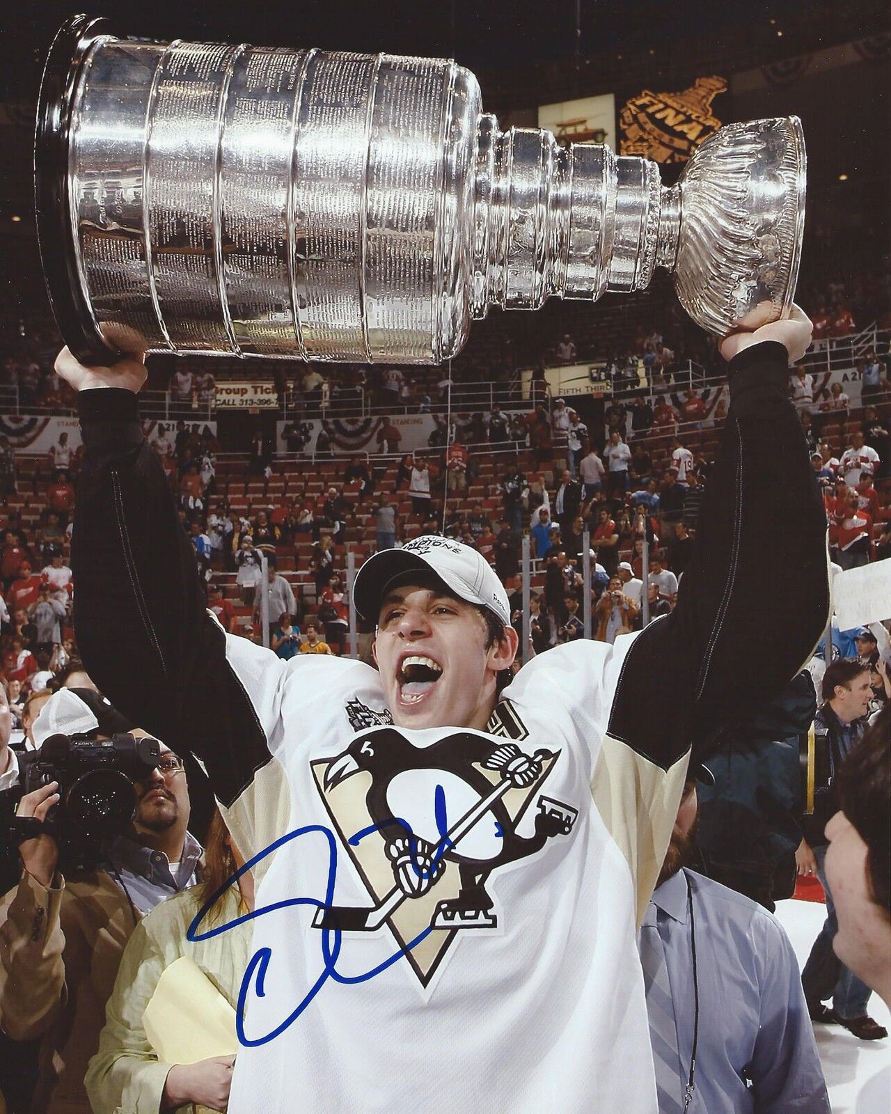 Evgeni Malkin Signed 8×10 Stanley Cup Photo Poster painting Pittsburgh Penguins Autograph COA