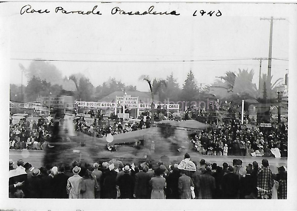 Blurry Float ROSE PARADE Vintage FOUND Photo Poster painting bw Pasadena 1940s Snapshot 03 24 N