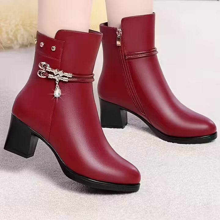 Botas curtas femininas de cano curto em material sint&eacute;tico, nas cores bord&ocirc; e preto, com franjas, salto grosso, ideais para o inverno. Botas elegantes com fechamento em z&iacute;per, bico redondo, perfeitas para festas, casamentos e uso di&aacute;rio. Detalhes: modelo mom boots.