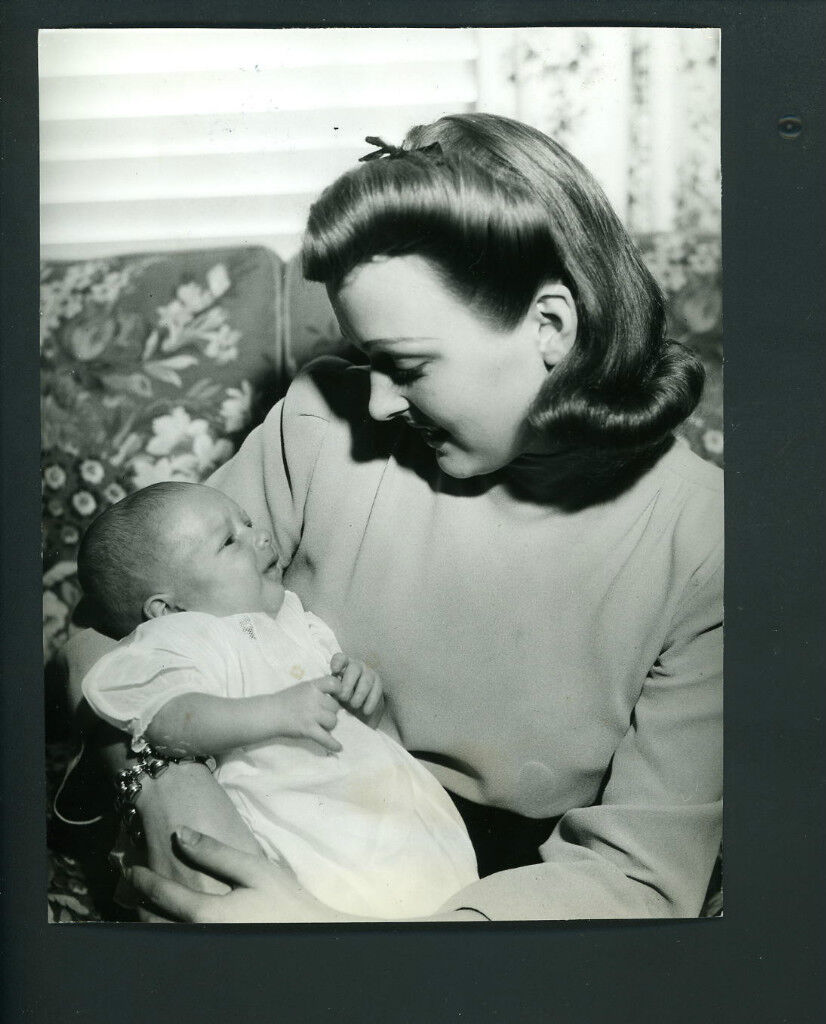 Dorothy Arnold with Joe Jr. wife of Joe DiMaggio Yankees 1941 Type 1 Press Photo Poster painting