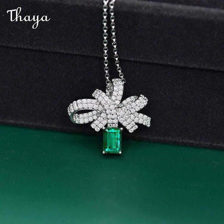 Thaya 925 Silver 1ct Luxury Imitation Emerald Necklace