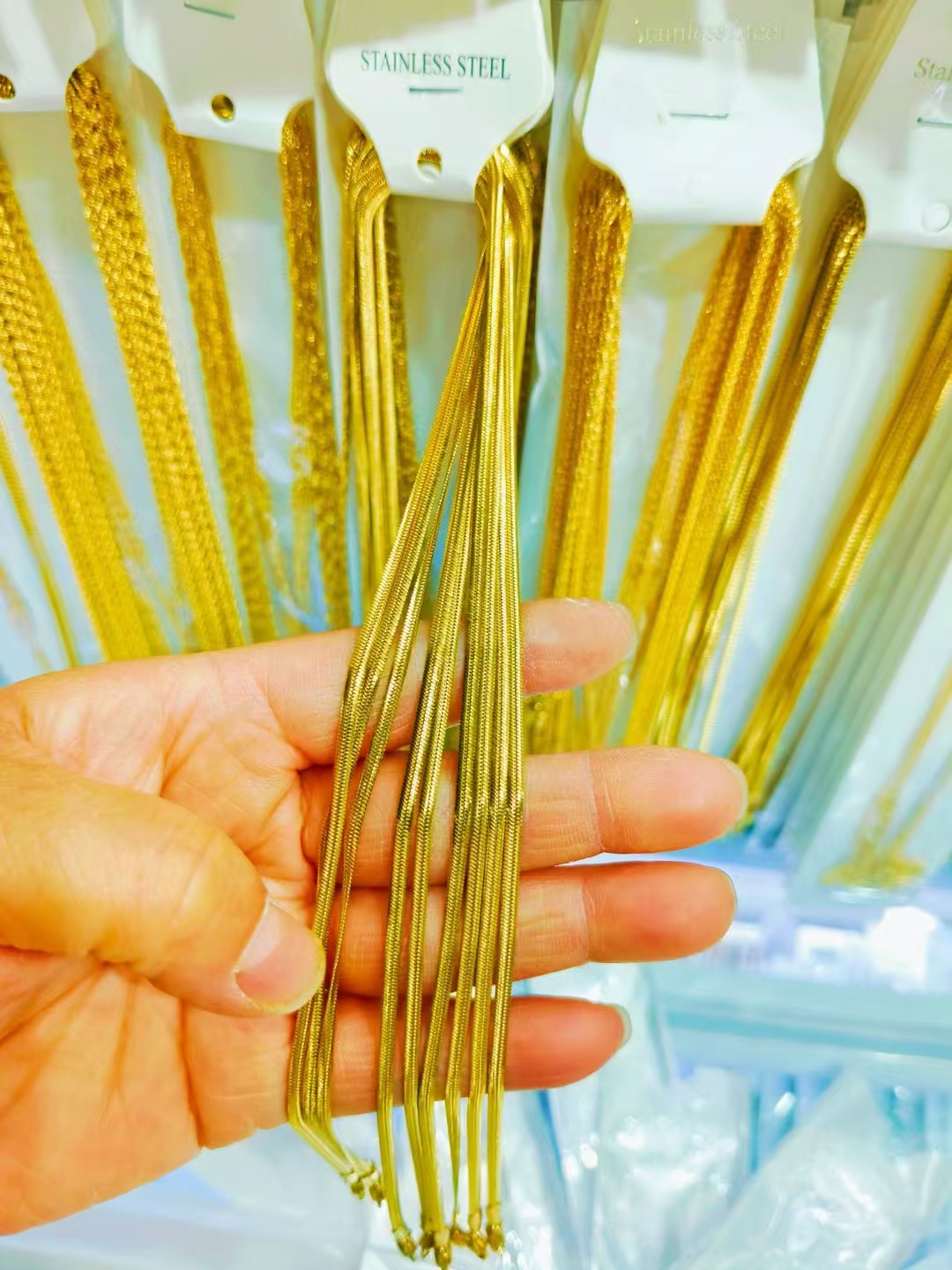 Interchangeable chains that can be worn as a minimalist necklace.