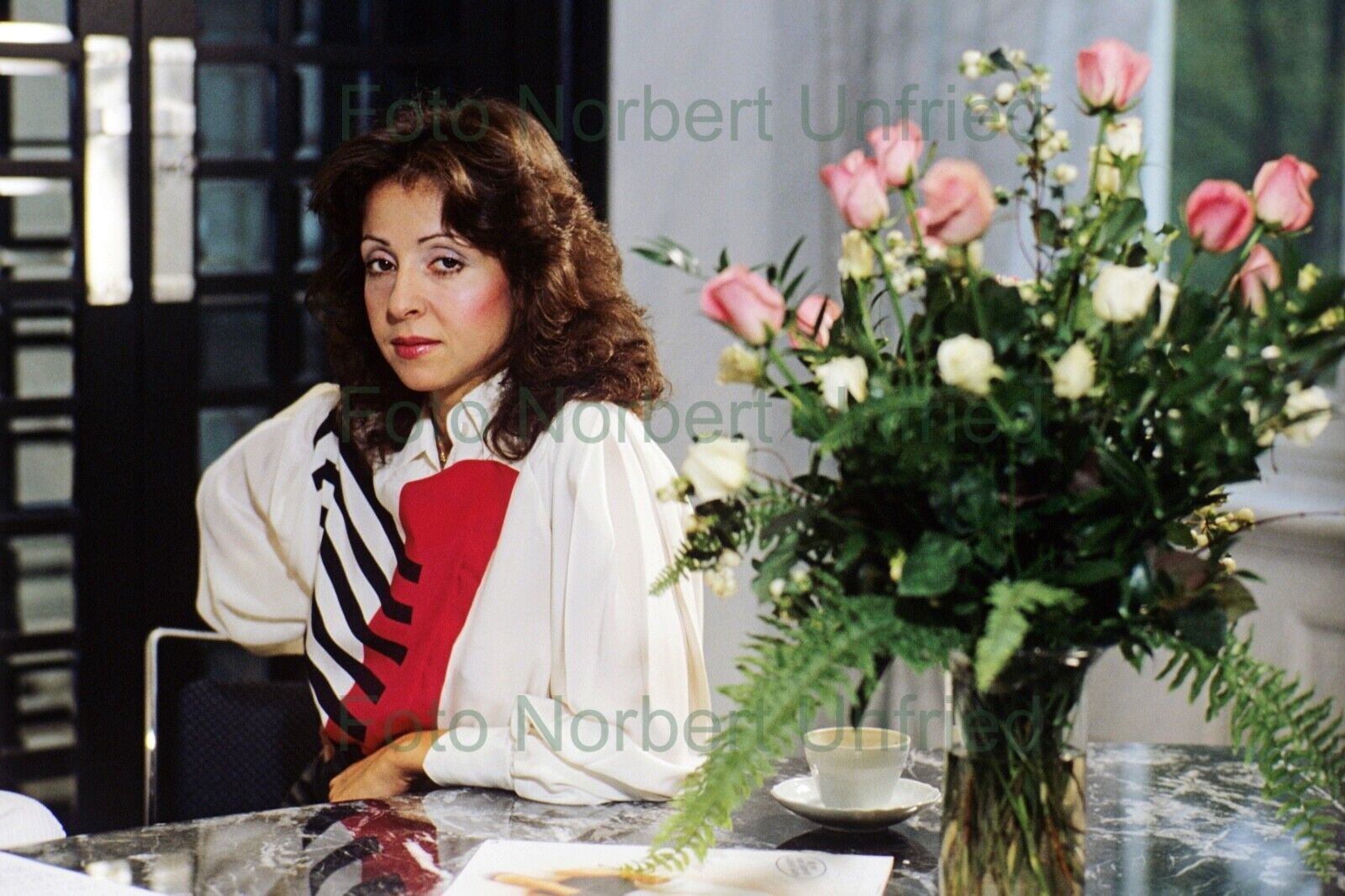 Vicky Leandros mit Rosen - Foto 20 x 30 cm ohne Autogramm (Nr 2-238