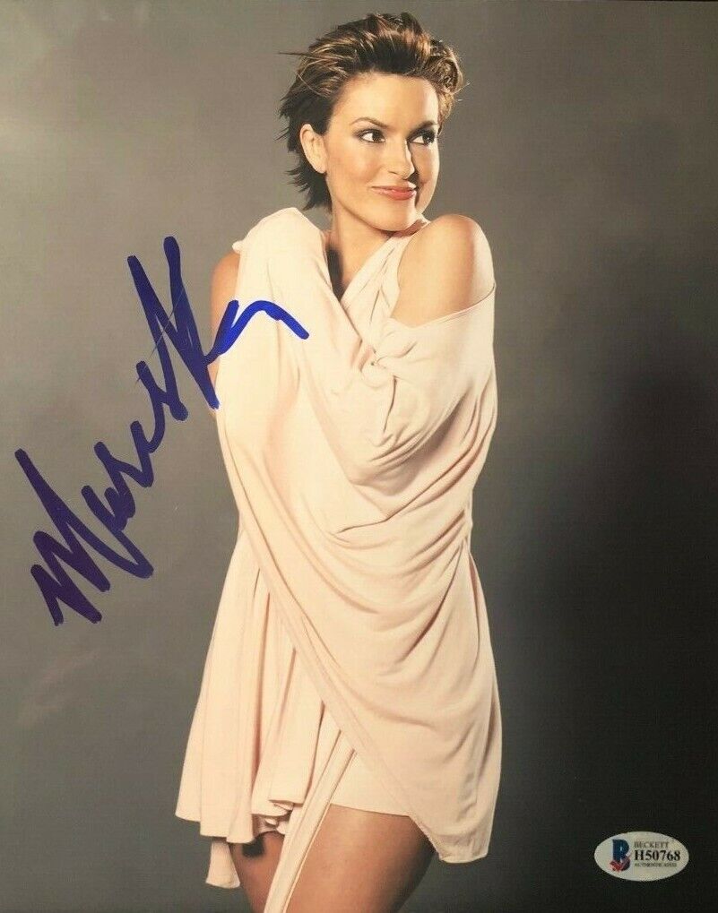 Mariska Hargitay signed autographed 8x10 Photo Poster painting Law and Order SVU