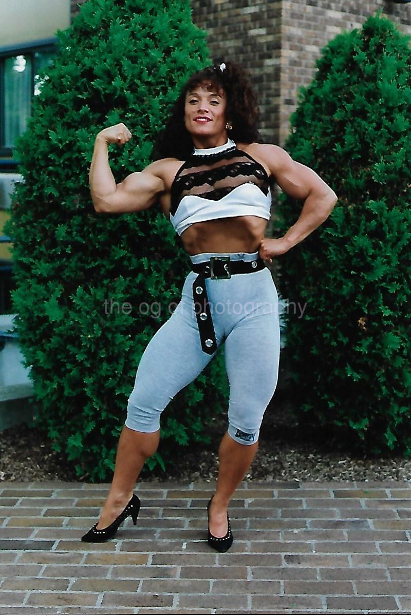 FEMALE BODYBUILDER 80's 90's FOUND Photo Poster painting Color MUSCLE WOMAN Original EN 16 30 S