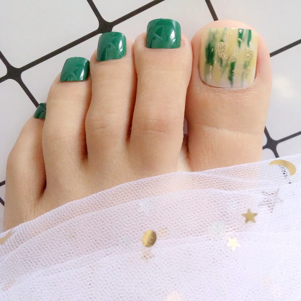 24Pcs Lady Artificial False Toenails Gradient Red Gold Foil Fake Toe Nails With Design DIY Foot Nail Art Tips Manicure Tools-Nail Inspo