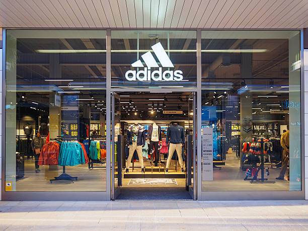 Viac ako 200 fotografií, obrázkov a obrázkov bez licenčných poplatkov z obchodu Adidas - iStock | Obchod so športovými potrebami, Adidas New York