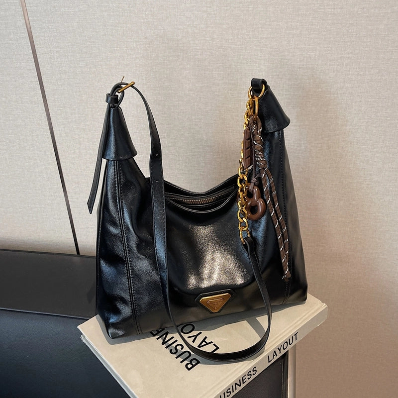 Women’s Medium Pu Leather Solid Color Classic Style Streetwear Square Zipper Underarm Bag