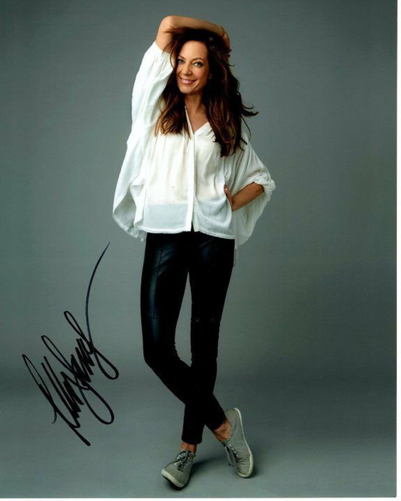Allison janney signed autographed 8x10 Photo Poster painting