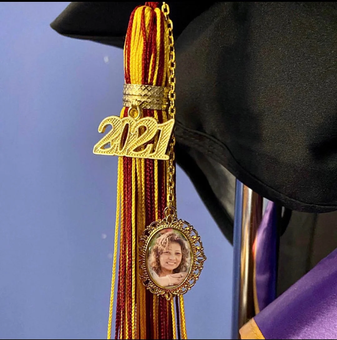 Graduation Gift Commemorative Photo Charm to be Worn on a Bachelor Cap to Commemorate / be with me Forever Graduation Gift for Family and Friends