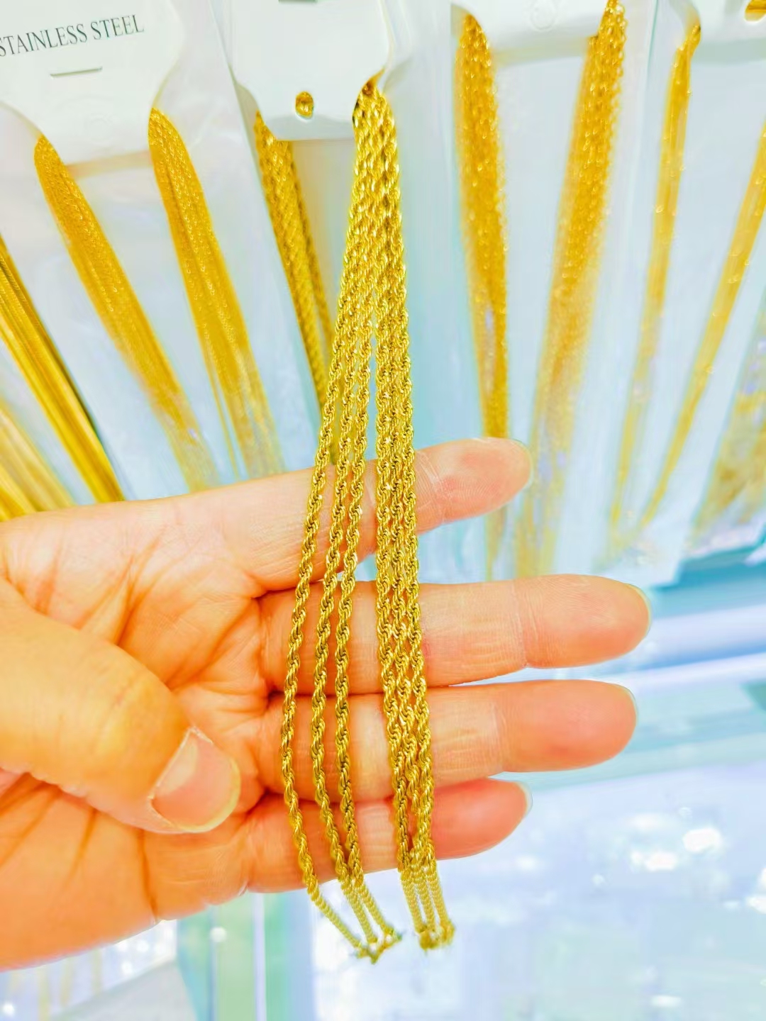 Interchangeable chains that can be worn as a minimalist necklace.