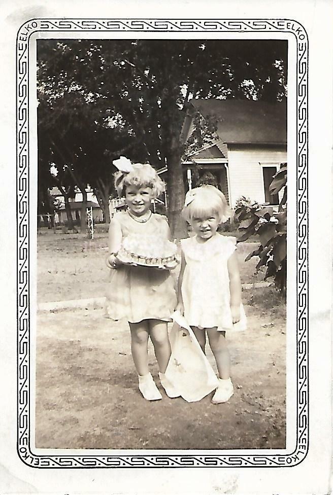 FOUND Photo Poster paintingGRAPH bw CAKE GIRLS Original Snapshot 011 10 X