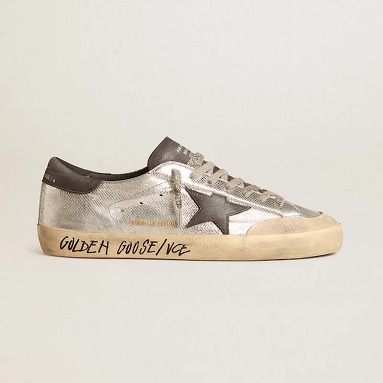 Golden Goose Super-Star Men LTD plateado con estrella y refuerzo del talón de nobuk negro