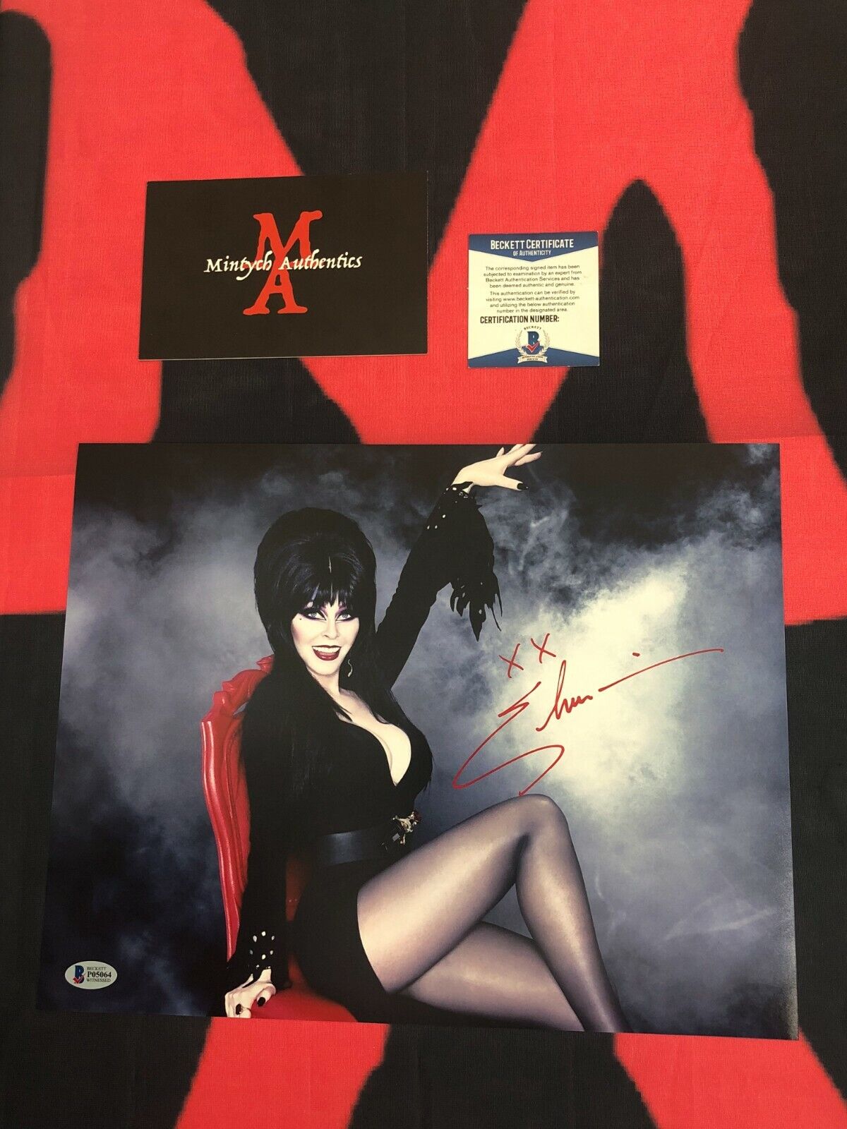 ELVIRA CASSANDRA PETERSON AUTOGRAPHED SIGNED 11x14 Photo Poster painting! BECKETT COA! HORROR!