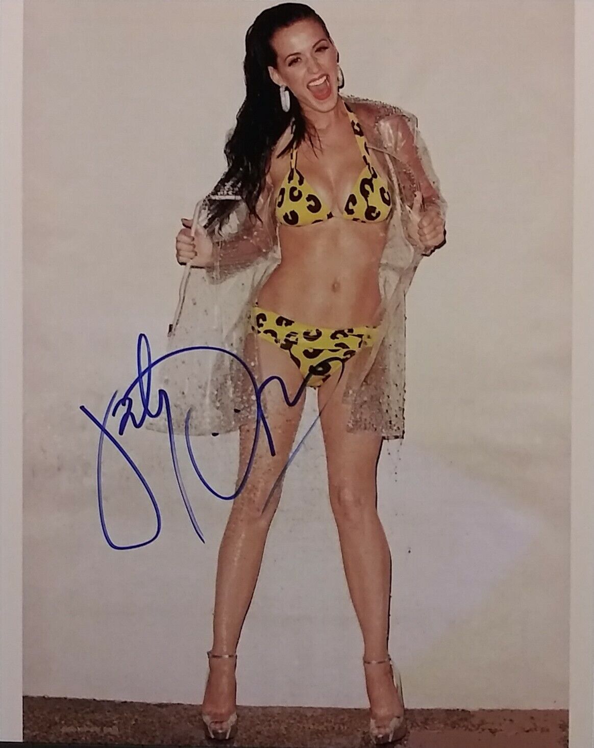 Katy Perry signed 8x10