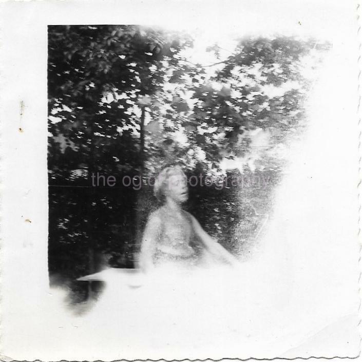 Black And White Vintage FOUND Photo Poster paintingOriginal GIRL Snapshot 01 36 E