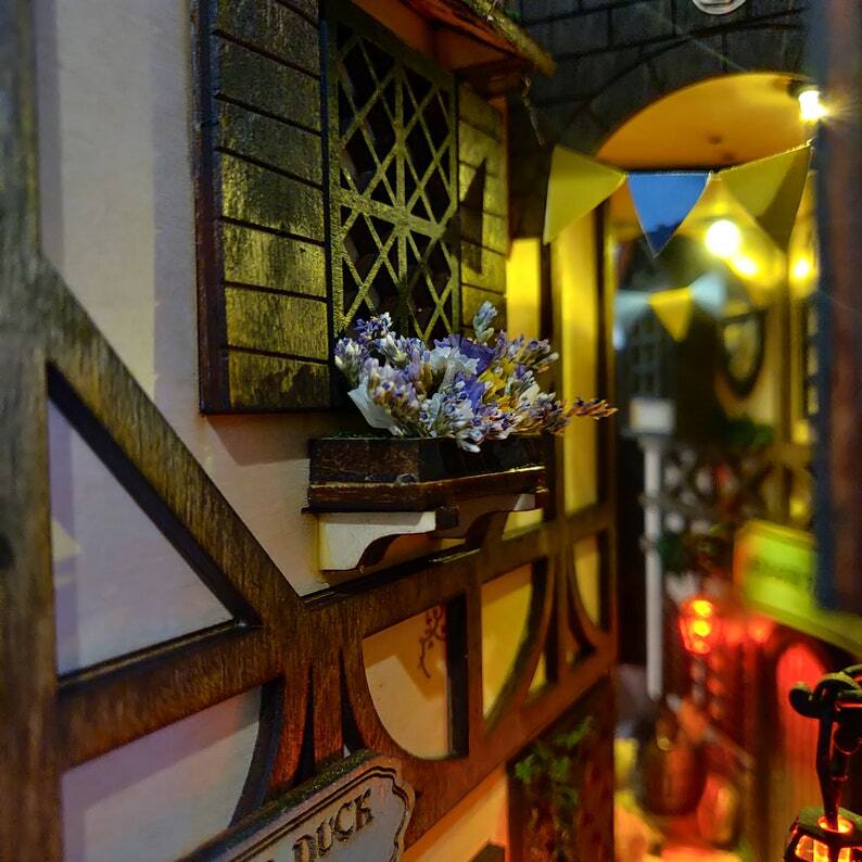 Hot Sale Medieval Alleyworld Bookshelf Insert Box