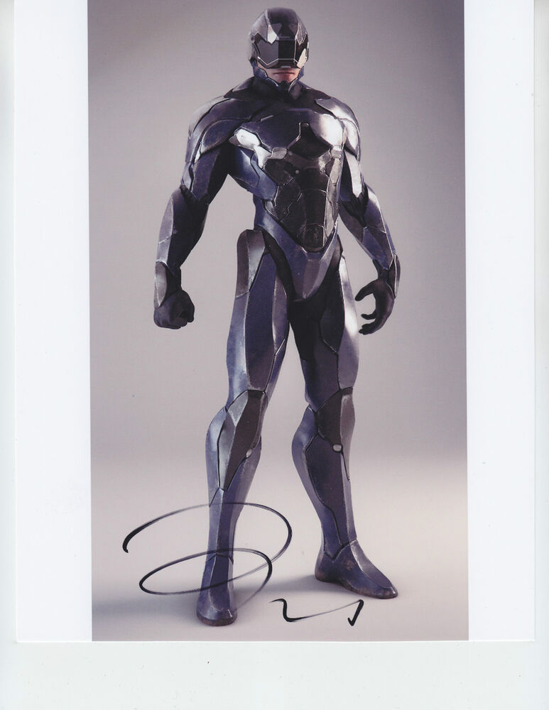 Joel Kinnaman - ROBOCOP  - signed 8x10