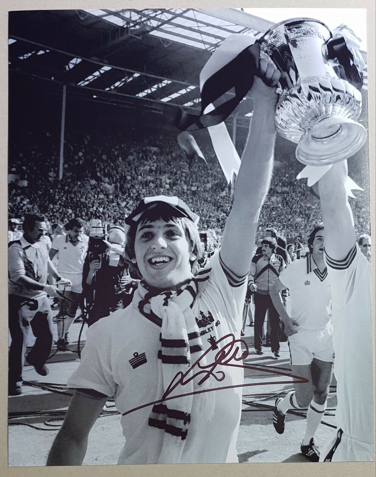 Geoff Pike (West Ham) hand-signed 10x8 Photo Poster painting pictured with the FA Cup in 1980