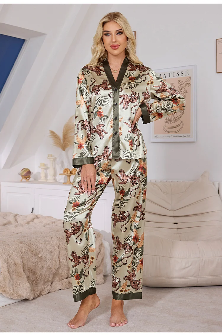 Women's V-neck Leopard & Conifer Long-sleeved pajama set
