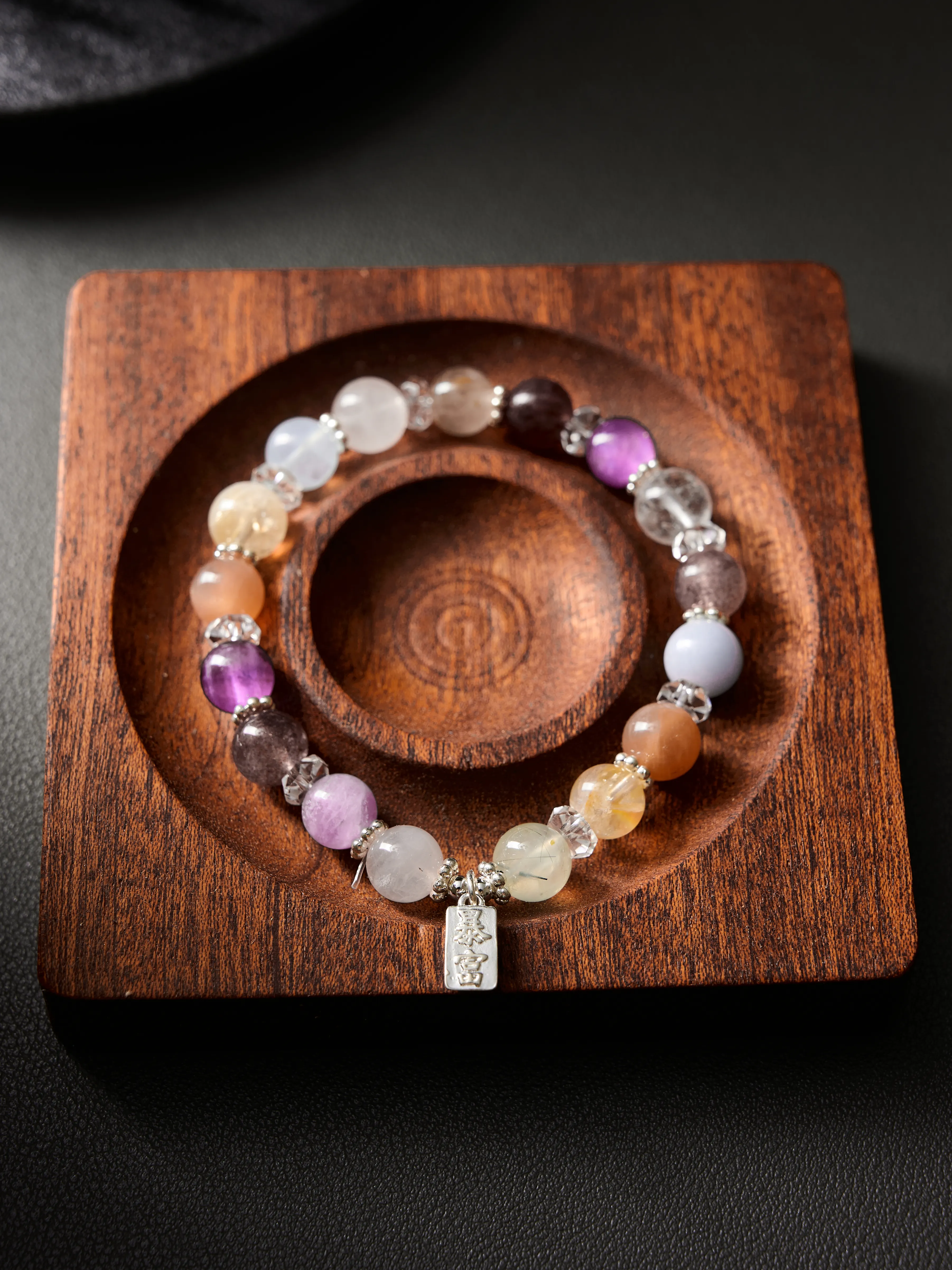 AvigJewelry multi-crystal bracelet — amethyst, strawberry quartz, sunstone, aquamarine, kunzite, clear quartz; flat lay, 16–18 cm elastic
