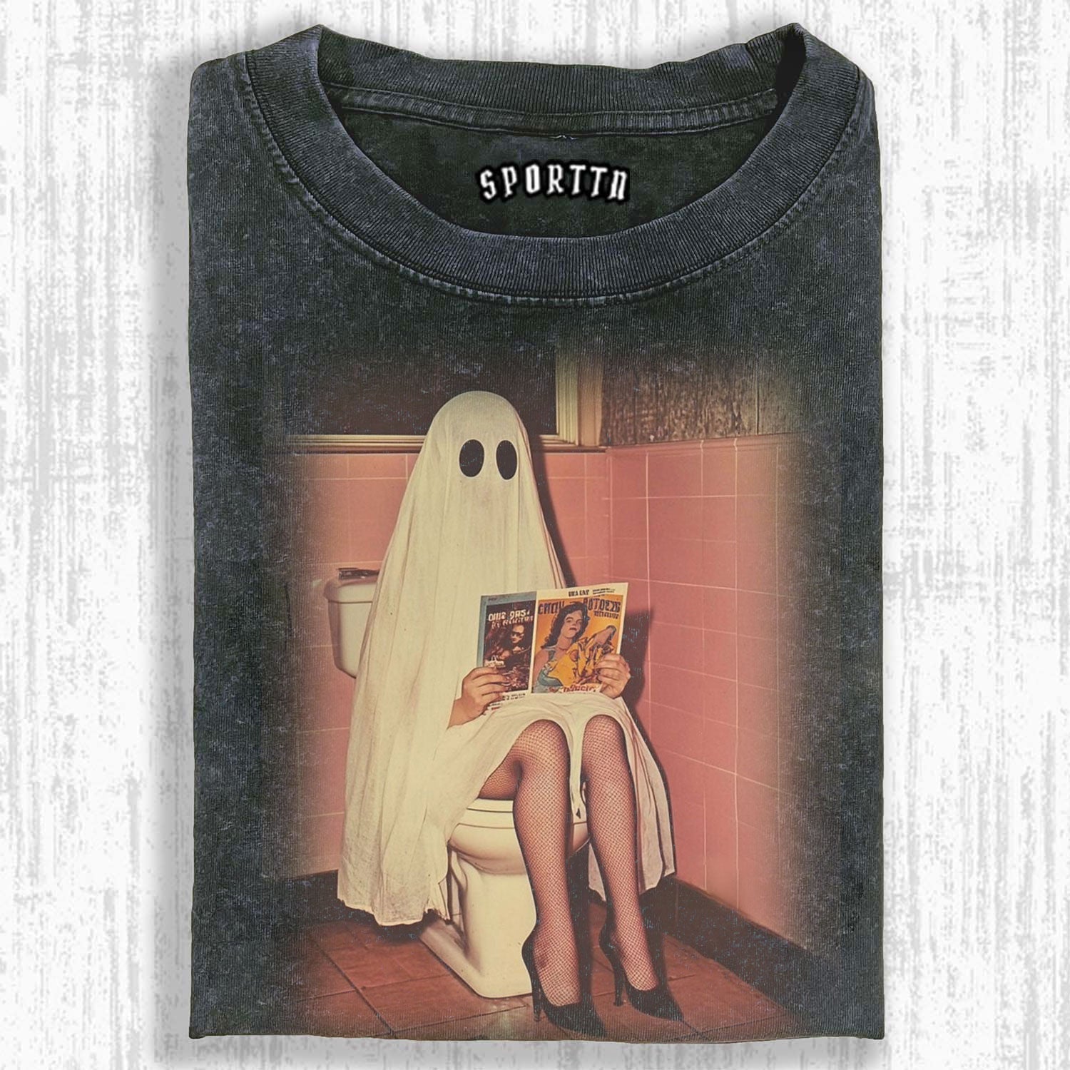 FUNNY GHOST GOING TO THE TOILET T-SHIRT