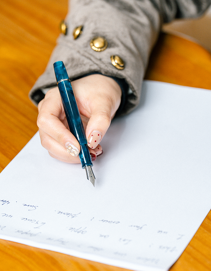 TIANZI T01 Piston-filling Fountain Pen in Mysteryblue in Use